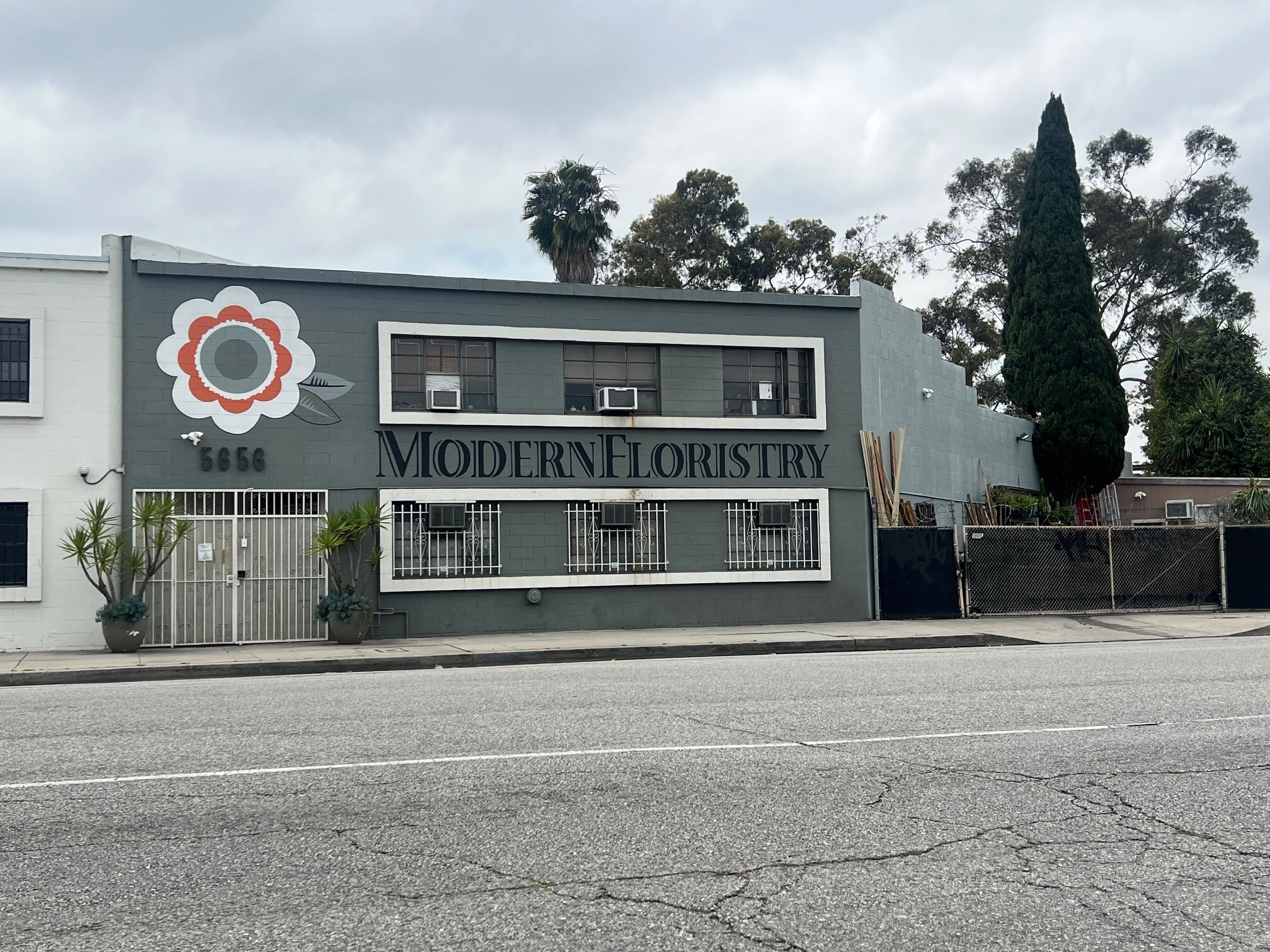 5656 W Washington Blvd, Los Angeles, CA à louer Photo de l’immeuble– Image 1 sur 3