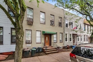 Plus de détails pour 7158 69th Pl, Glendale, NY - Logement à vendre