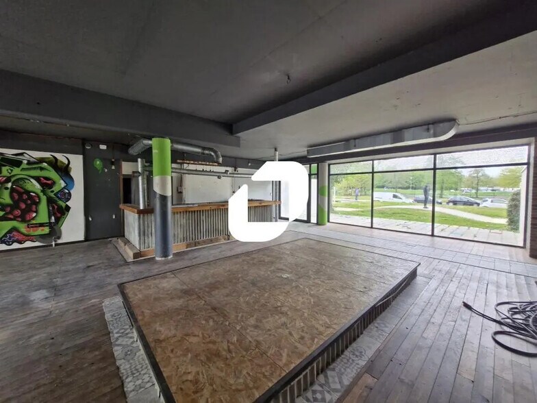 Local d'activités dans Champs-sur-Marne à vendre - Photo de l’immeuble – Image 2 sur 4