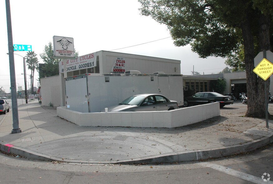 2084 E Foothill Blvd, Pasadena, CA à louer - Photo de l’immeuble – Image 2 sur 8