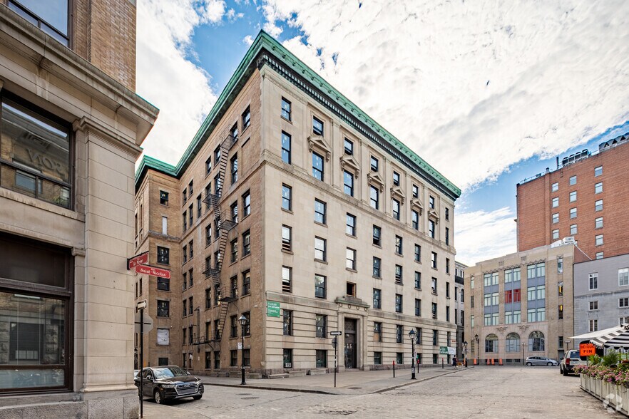 300 Rue Du Saint-Sacrement, Montréal, QC à louer - Photo de l’immeuble – Image 2 sur 5