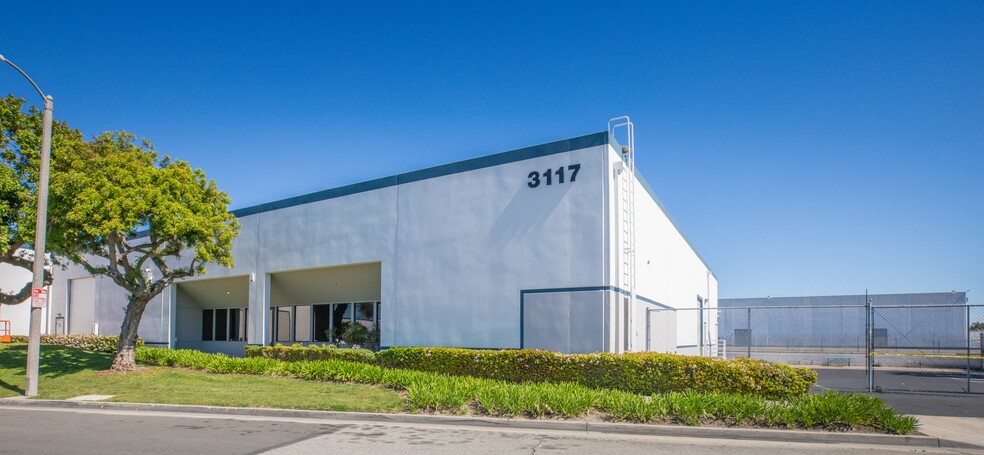 3101 W MacArthur Blvd, Santa Ana, CA à louer - Photo principale – Image 1 sur 5