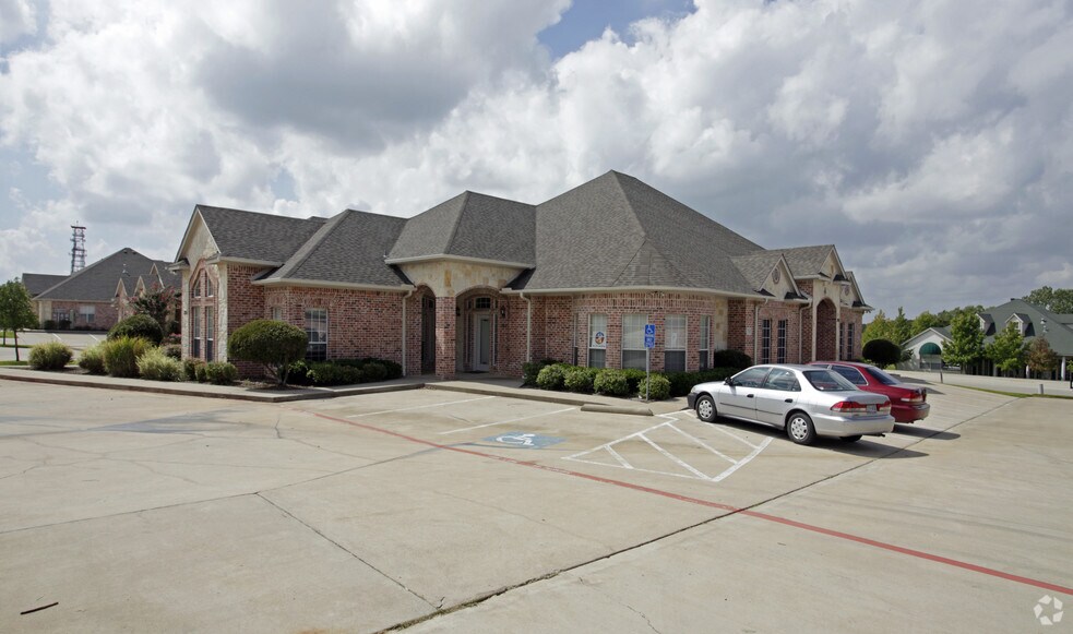 1204 Bent Oaks Ct, Denton, TX à vendre - Photo principale – Image 2 sur 21