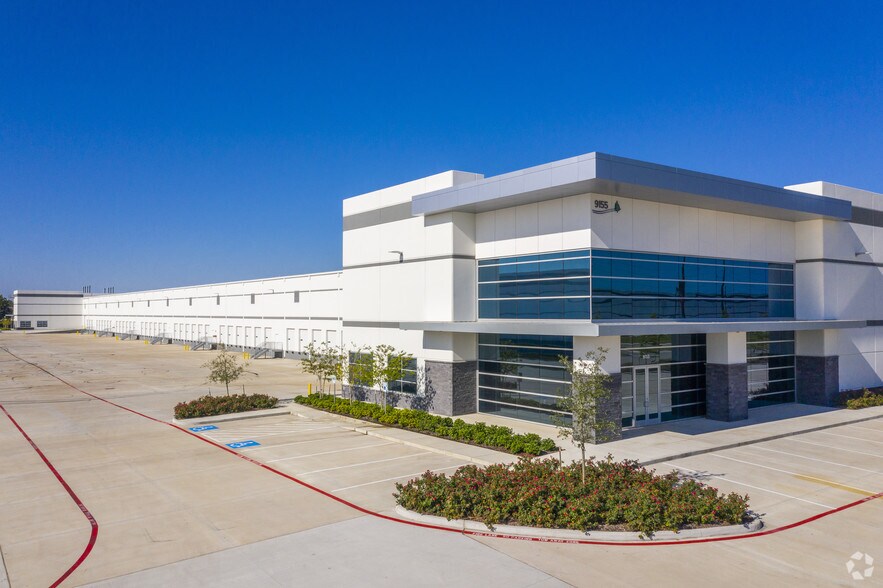 8401 Fallbrook Dr, Houston, TX à louer - Photo de l’immeuble – Image 1 sur 4