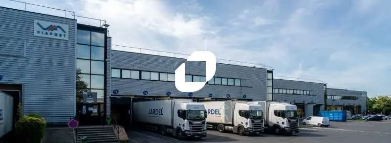 Local d’activités dans Le Bourget à louer - Photo de l’immeuble – Image 1 sur 3