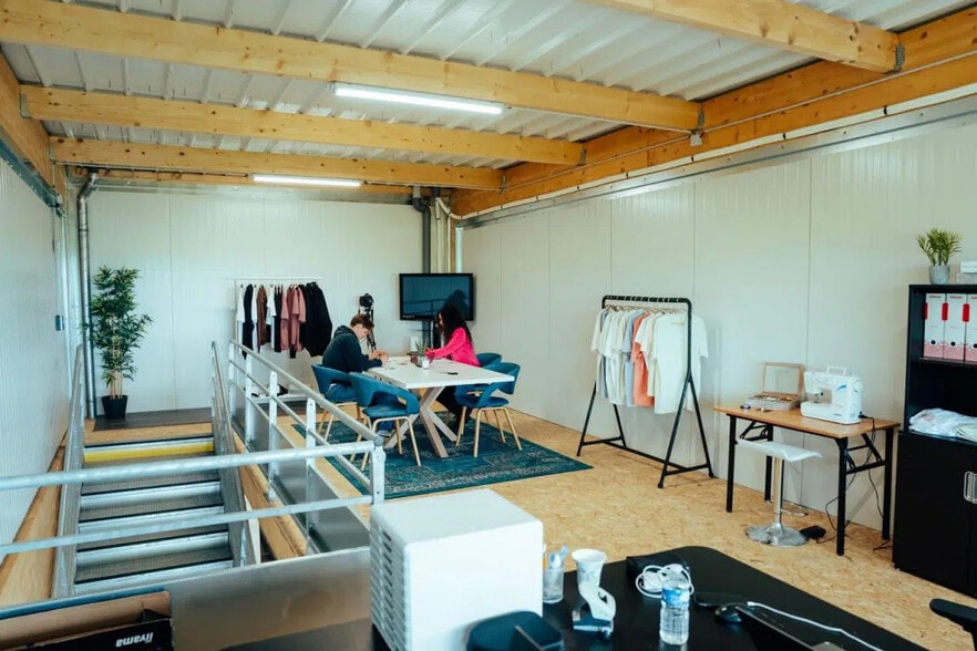 Local d’activités dans Niort à louer - Photo de l’immeuble – Image 3 sur 14