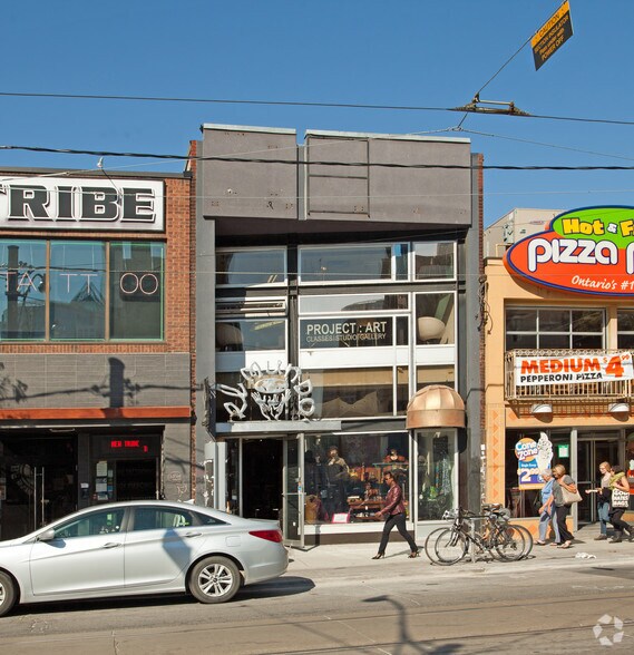 230 Queen St W, Toronto, ON à vendre - Photo de l’immeuble – Image 2 sur 2