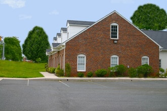 300 Enterprise Dr, Forest, VA à louer Photo de l’immeuble– Image 1 sur 2