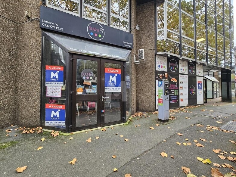 Local commercial dans Évry-Courcouronnes à louer - Photo de l’immeuble – Image 3 sur 9