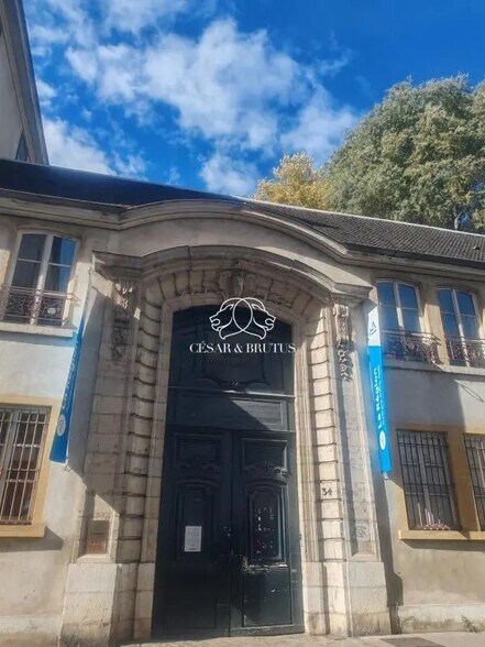 Local commercial dans Lyon à louer - Photo de l’immeuble – Image 1 sur 3