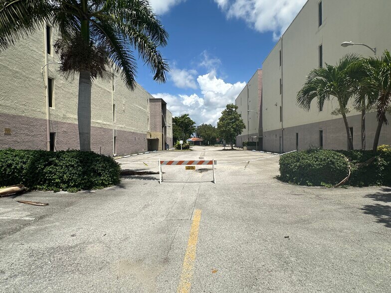 6555 NW 36th St, Virginia Gardens, FL à vendre - Photo de l’immeuble – Image 3 sur 8
