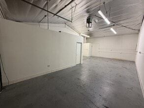 9907-9909 Canoga Ave, Chatsworth, CA à louer Photo intérieure– Image 2 sur 5