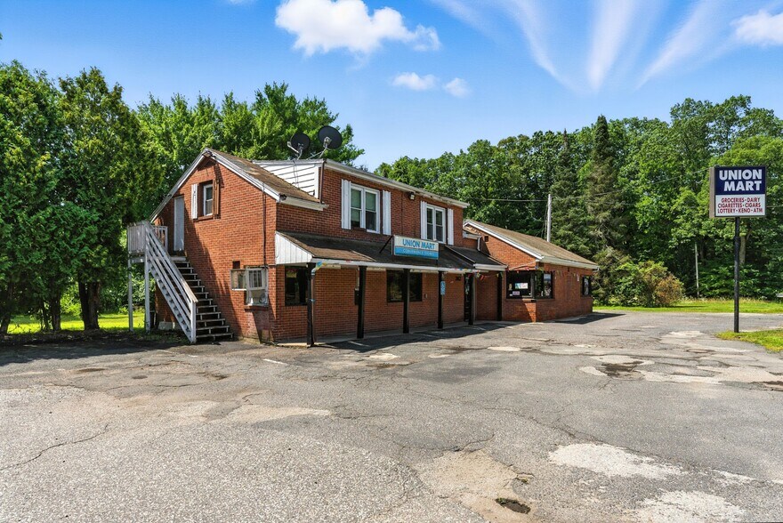 362 E State St, Granby, MA à louer - Photo de l’immeuble – Image 3 sur 12