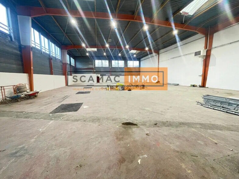 Industriel/Logistique dans à louer - Photo de l’immeuble – Image 3 sur 5