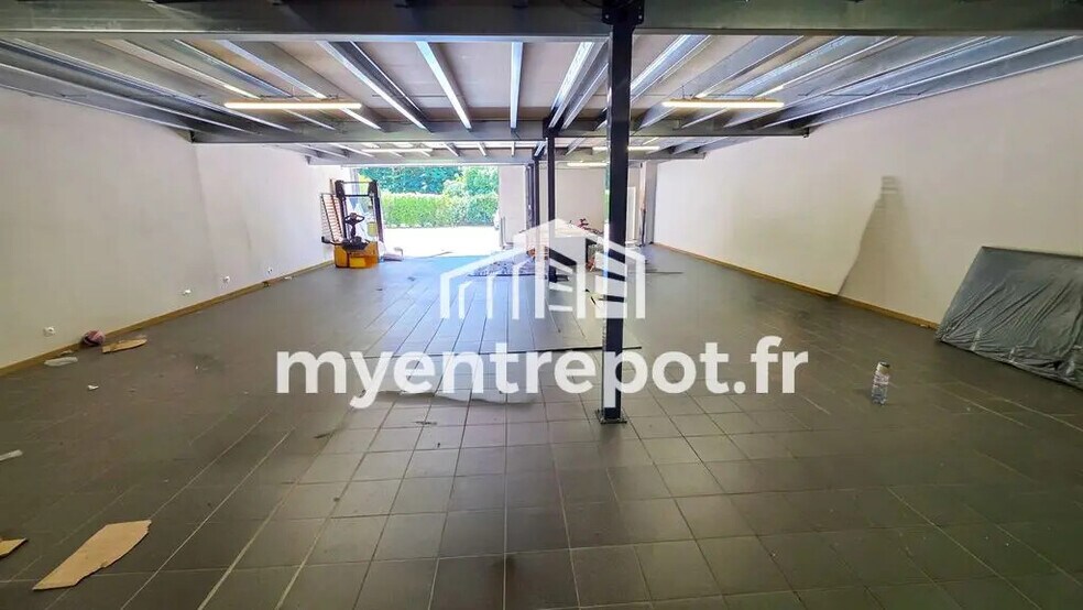 Local d’activités dans Gémenos à louer - Photo de l’immeuble – Image 2 sur 7