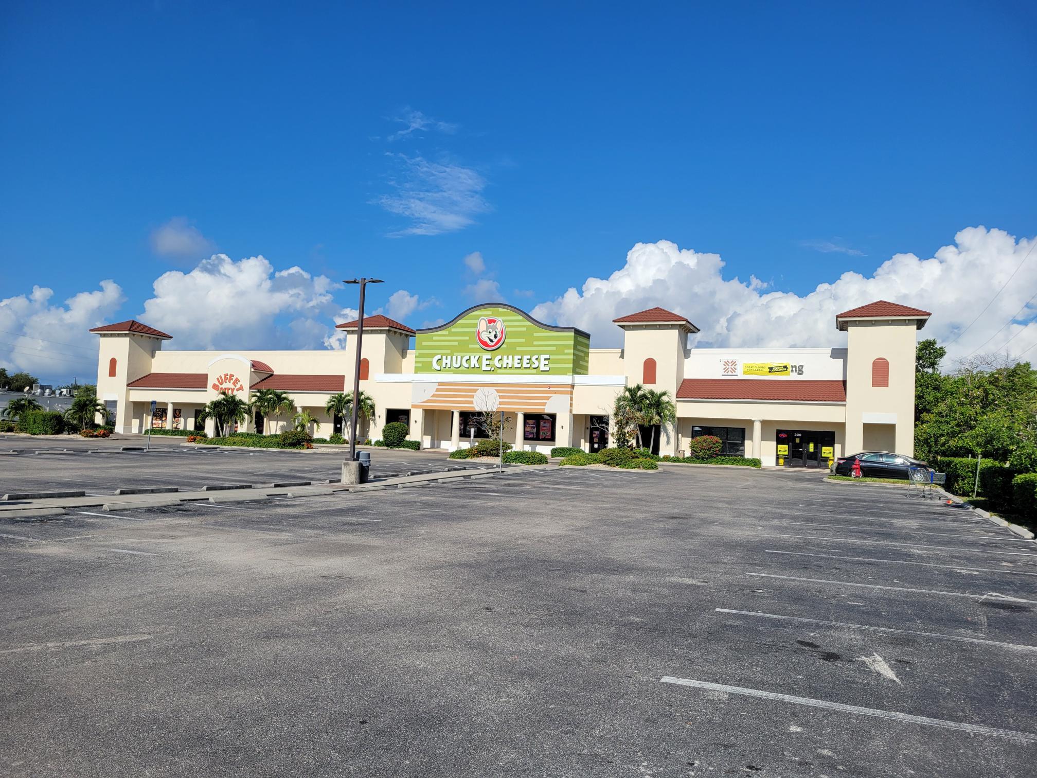 5020 S Cleveland Ave, Fort Myers, FL à louer Photo de l’immeuble– Image 1 sur 8