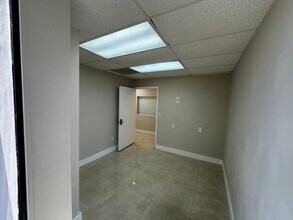 12955 Biscayne Blvd, North Miami, FL à louer Photo de l’immeuble– Image 2 sur 2