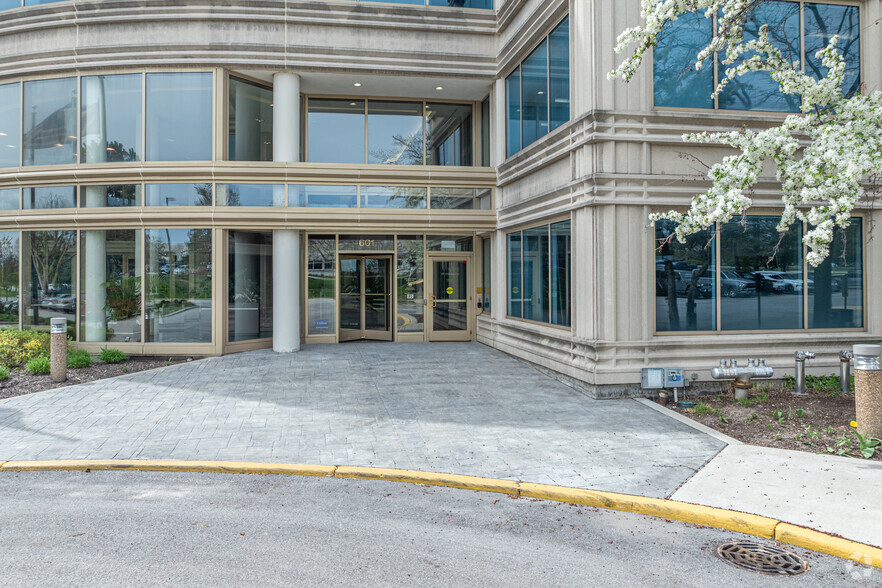 601 Oakmont Ln, Westmont, IL à vendre - Photo de l’immeuble – Image 3 sur 5
