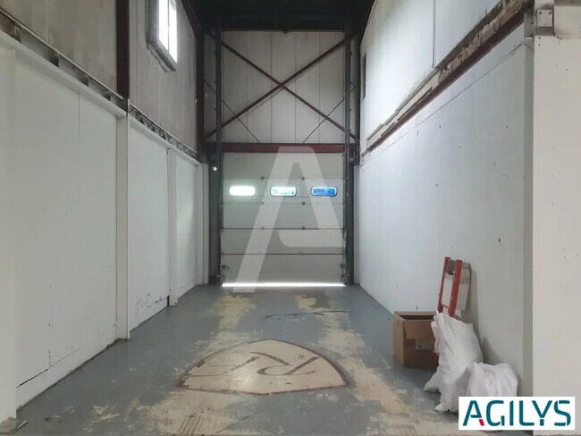 Plus de détails pour Local d'activités à louer