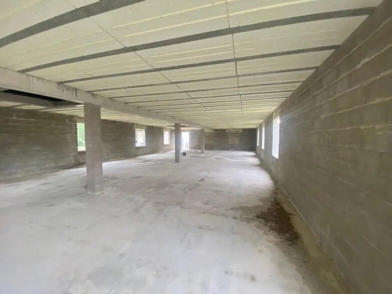 Local d'activités dans Saint-Mitre-les-Remparts à vendre - Photo intérieure – Image 2 sur 4