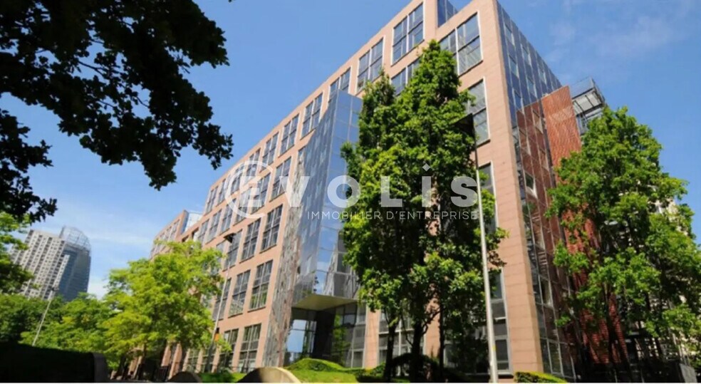 Local d’activités dans Courbevoie à louer - Photo de l’immeuble – Image 1 sur 13