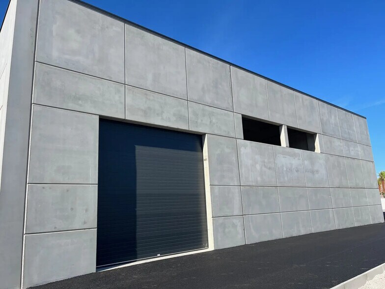 Local d'activités dans Puget-sur-Argens à vendre - Photo de l’immeuble – Image 1 sur 5