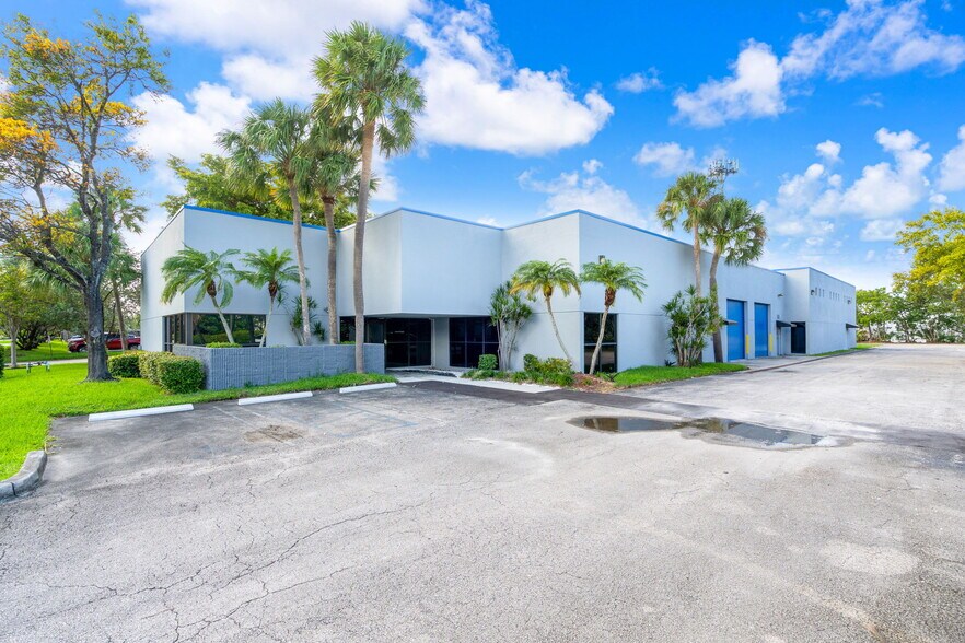 3541 NW 53rd St, Fort Lauderdale, FL à louer - Photo de l’immeuble – Image 2 sur 24