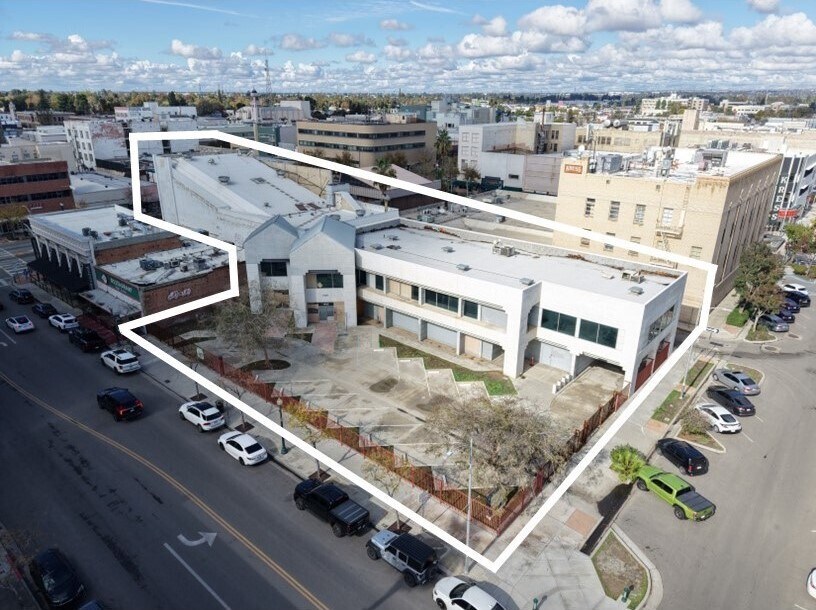 1400 18th St, Bakersfield, CA à vendre Photo de l’immeuble– Image 1 sur 14