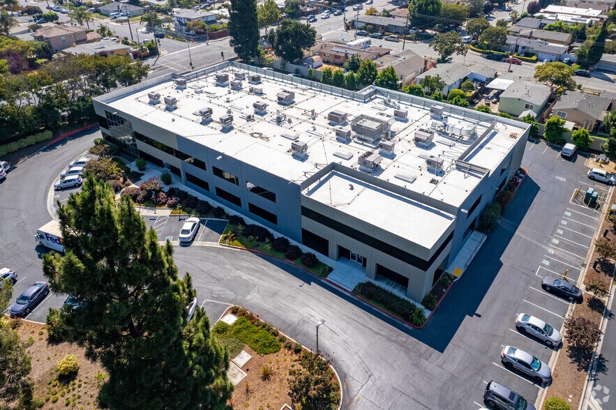 1530 O'Brien Dr, Menlo Park, CA à louer - Photo de l’immeuble – Image 3 sur 5