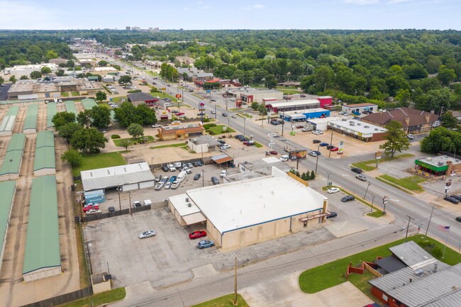 1217 E 48th St, Tulsa, OK à louer Aérien– Image 1 sur 6