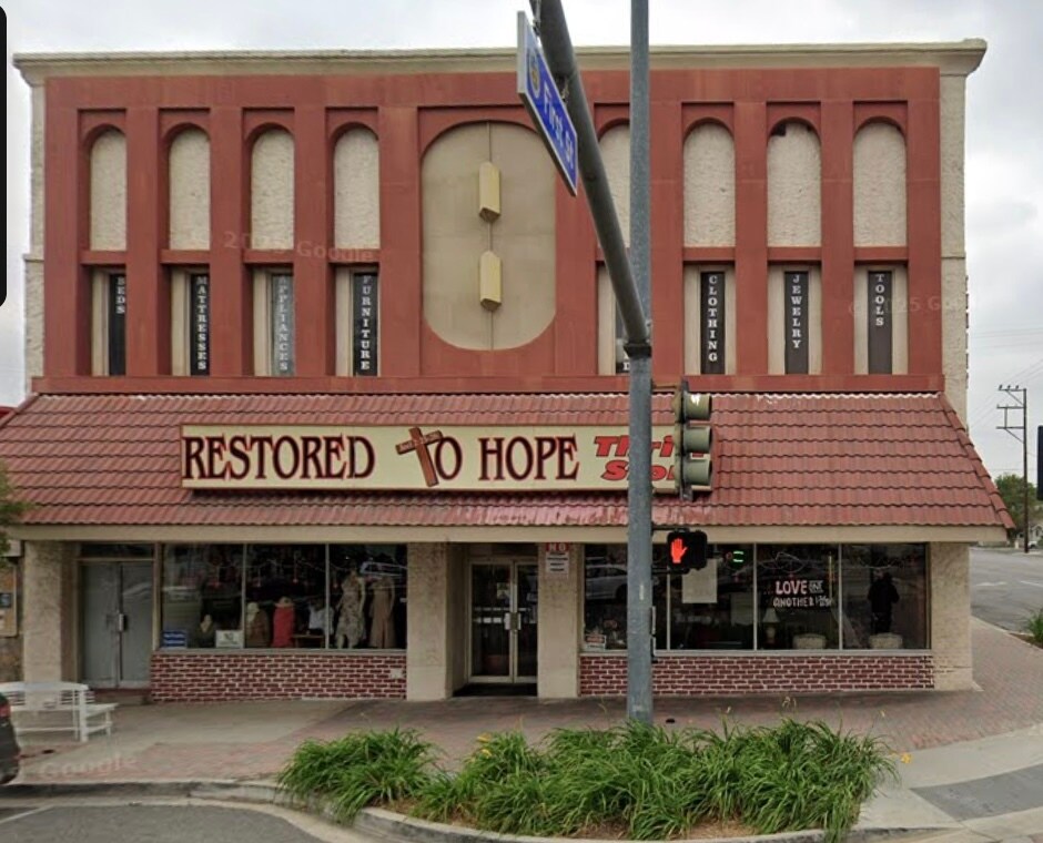 100-102 S Riverside Ave, Rialto, CA à louer Photo de l’immeuble– Image 1 sur 5