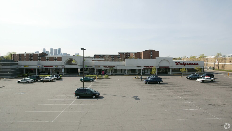501-621 W Broadway Ave, Minneapolis, MN à louer - Photo de l’immeuble – Image 3 sur 18