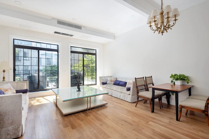450 W 44th St, New York, NY à vendre - Photo intérieure – Image 2 sur 20