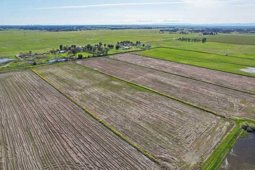 7920 Country Acres Ln, Elverta, CA à vendre - Photo de l’immeuble – Image 3 sur 13