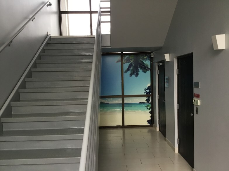 2655 E Oakley Park Rd, Commerce Township, MI à louer - Photo intérieure – Image 2 sur 5