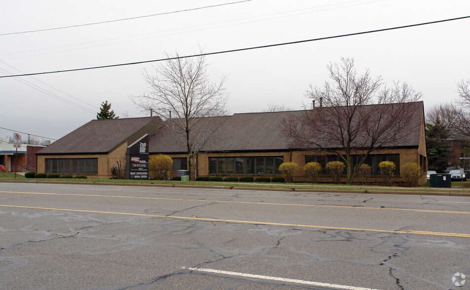 2360 E Stadium Blvd, Ann Arbor, MI à louer - Photo de l’immeuble – Image 2 sur 3