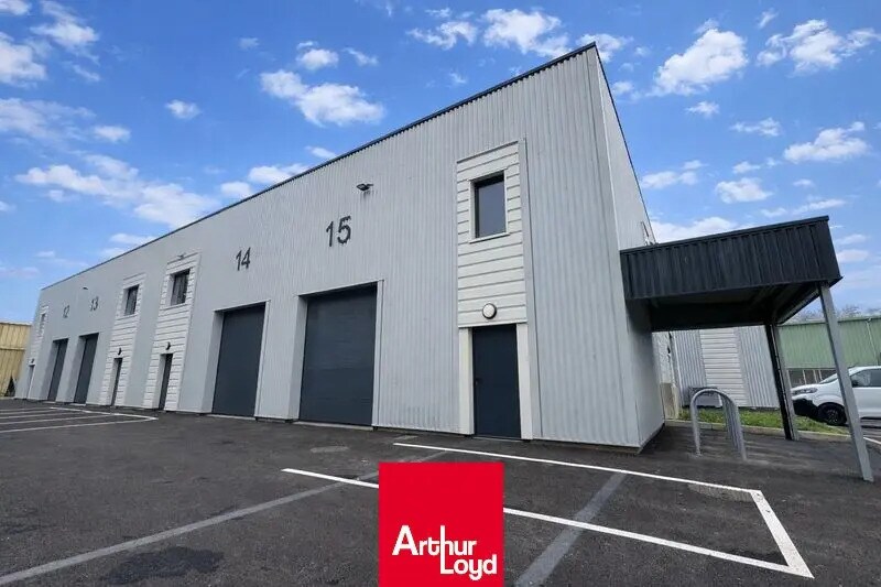 Local d'activités dans Saint-Germain-Nuelles à vendre Photo de l’immeuble– Image 1 sur 5