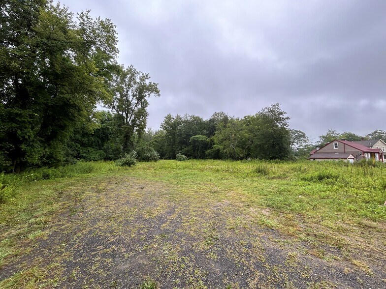 41 E Pembroke Rd, Danbury, CT à vendre - Photo de l’immeuble – Image 2 sur 2