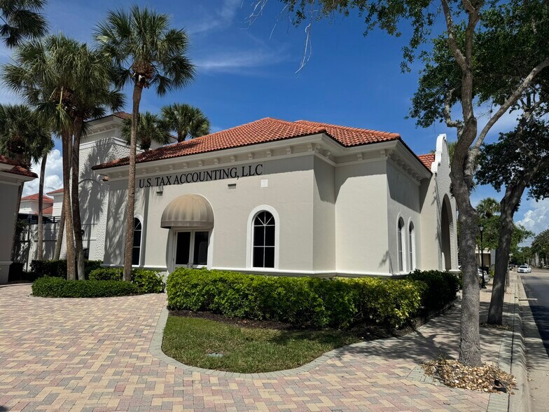 8985 Fontana Del Sol Way, Naples, FL à vendre - Photo de l’immeuble – Image 2 sur 2
