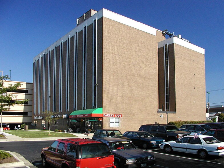 121 Congressional Ln, Rockville, MD à louer - Photo de l’immeuble – Image 2 sur 9