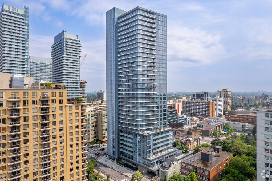 161-163 Eglinton Ave, Toronto, ON à louer - Photo principale – Image 1 sur 4