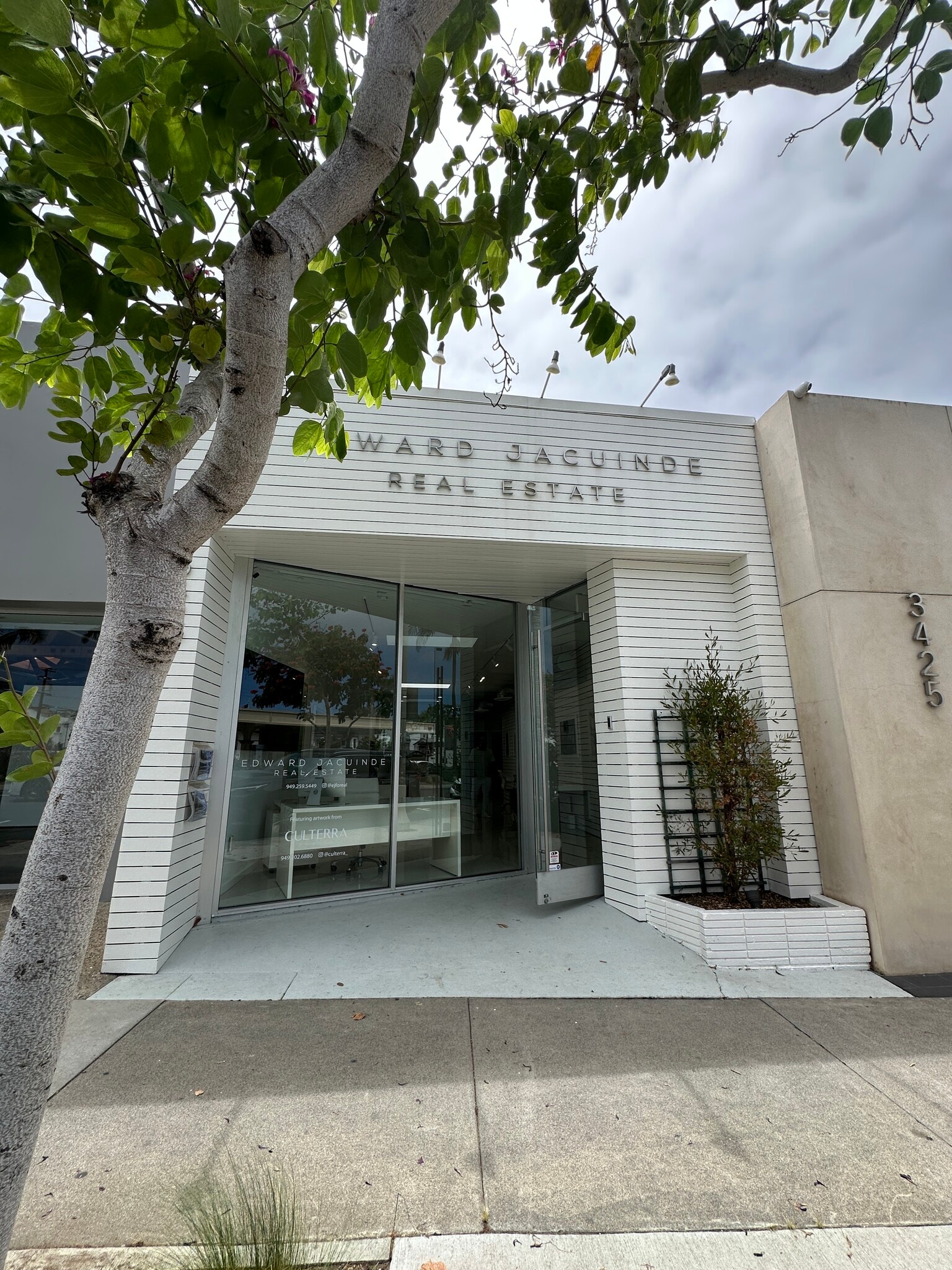 3429 E Coast Hwy, Corona del Mar, CA à louer Photo de l’immeuble– Image 1 sur 9