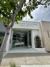 3429 E Coast Hwy, Corona del Mar, CA à louer Photo de l’immeuble– Image 1 sur 9