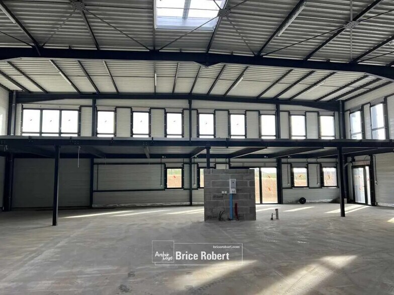 Local d'activités dans Mionnay à vendre - Photo de l’immeuble – Image 3 sur 17