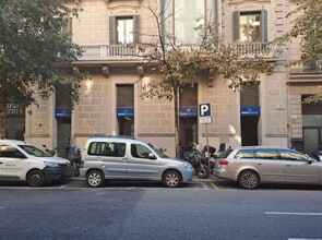 Local commercial dans Barcelone, Barcelona à louer Photo de la construction– Image 2 sur 7