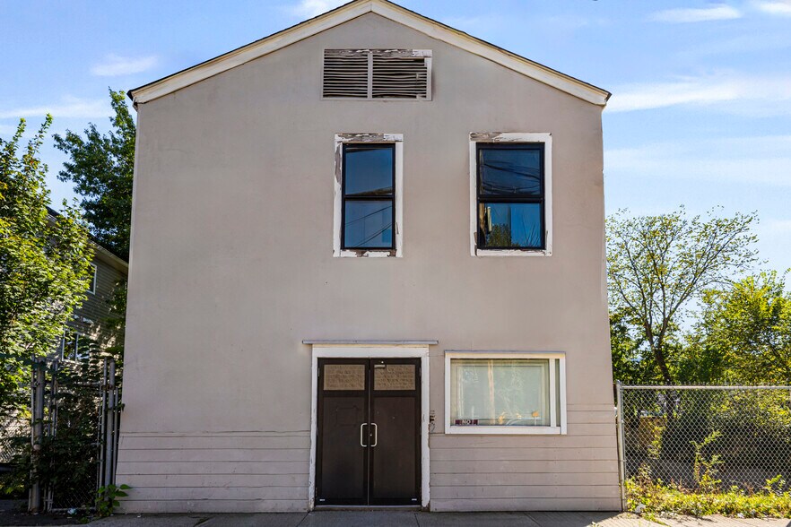 28 Lawrence St, Spring Valley, NY à louer - Photo de l’immeuble – Image 1 sur 8