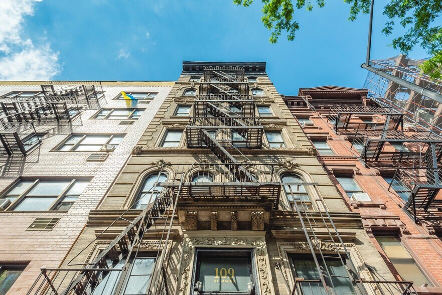109 Saint Marks Pl, New York, NY à vendre - Photo de l’immeuble – Image 2 sur 12