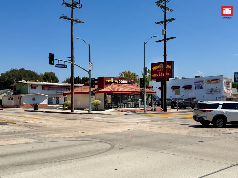 11685 Magnolia Blvd, North Hollywood, CA à louer - Photo de l’immeuble – Image 2 sur 10