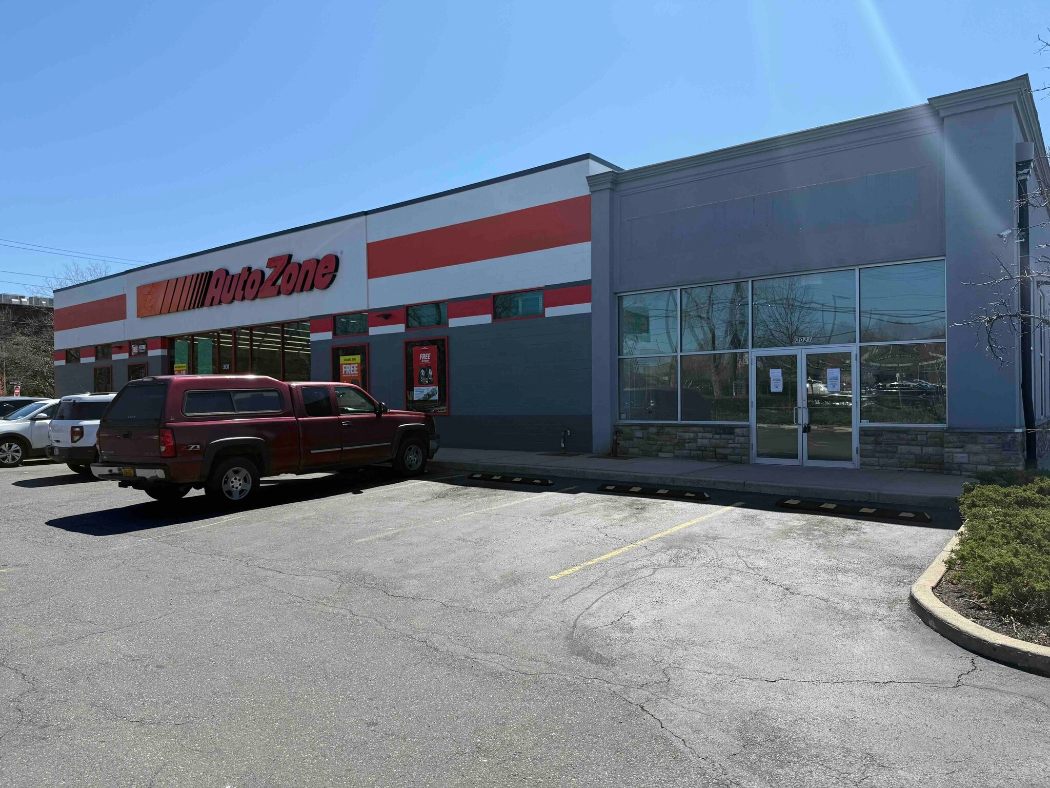 3021 Veterans Rd W, Staten Island, NY à louer Photo de l’immeuble– Image 1 sur 6