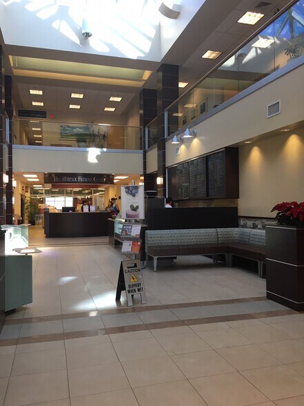 100 Simsbury Rd, Avon, CT à louer - Hall d’entrée – Image 2 sur 20